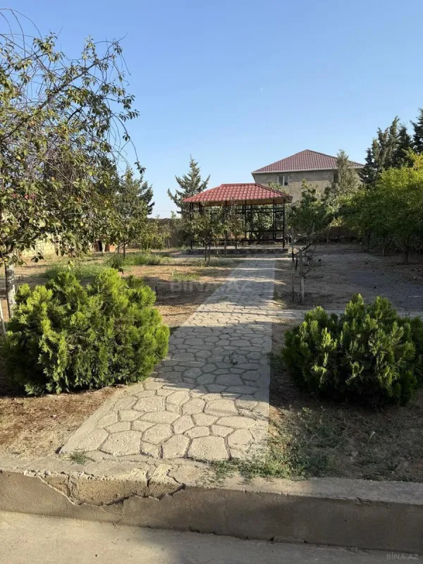 Satılır 8 otaqlı həyət evi 400 m²