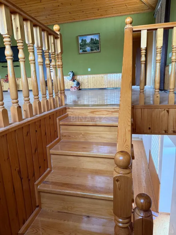 Satılır 8 otaqlı həyət evi 400 m²