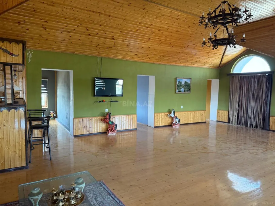 Satılır 8 otaqlı həyət evi 400 m²