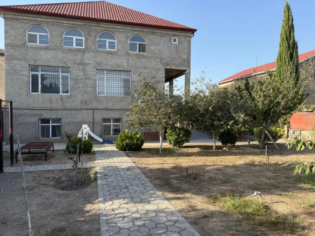Satılır 8 otaqlı həyət evi 400 m²