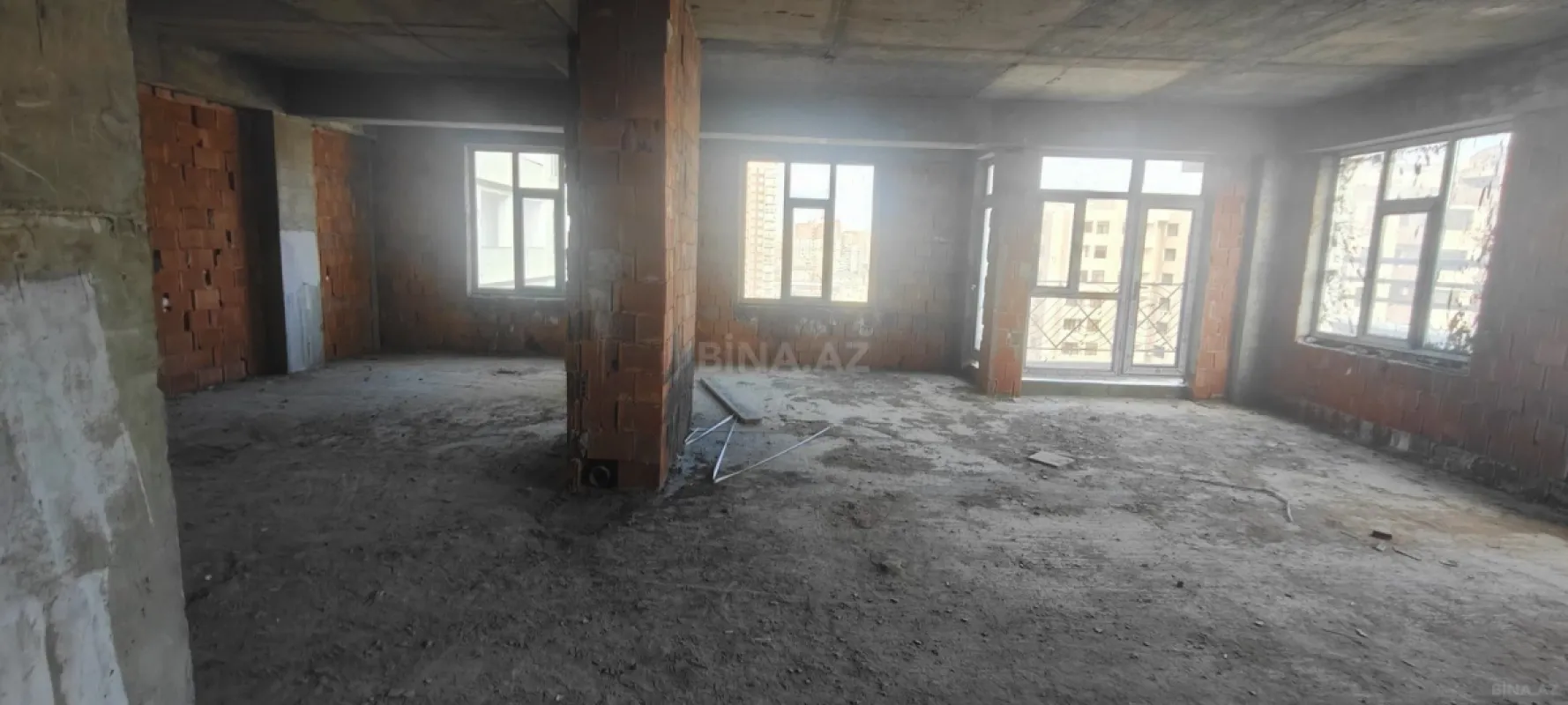 Satılır 4 otaqlı mənzil 145 m²