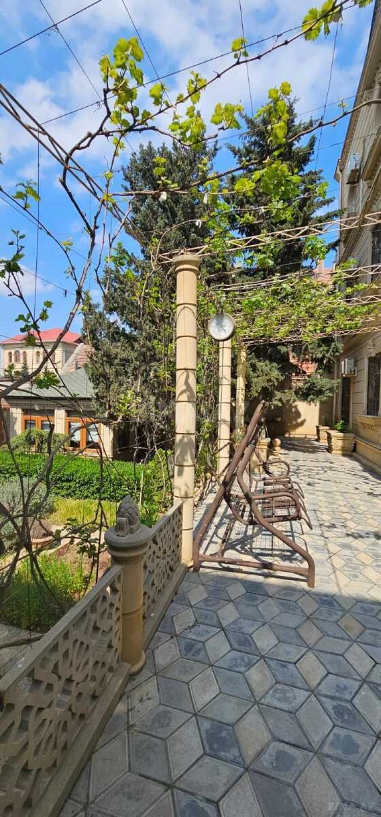 Satılır 7 otaqlı həyət evi 590 m²