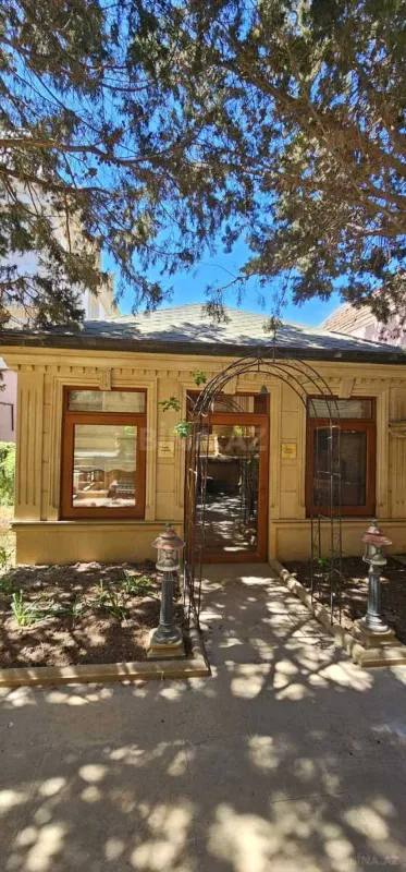 Satılır 7 otaqlı həyət evi 590 m²