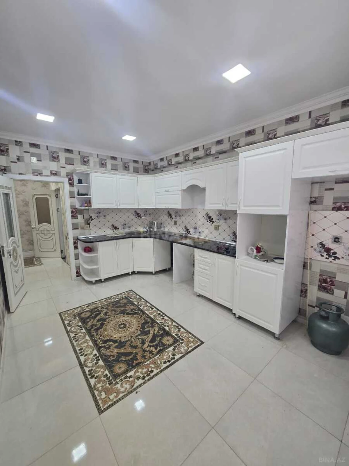 Satılır 2 otaqlı mənzil 83 m²