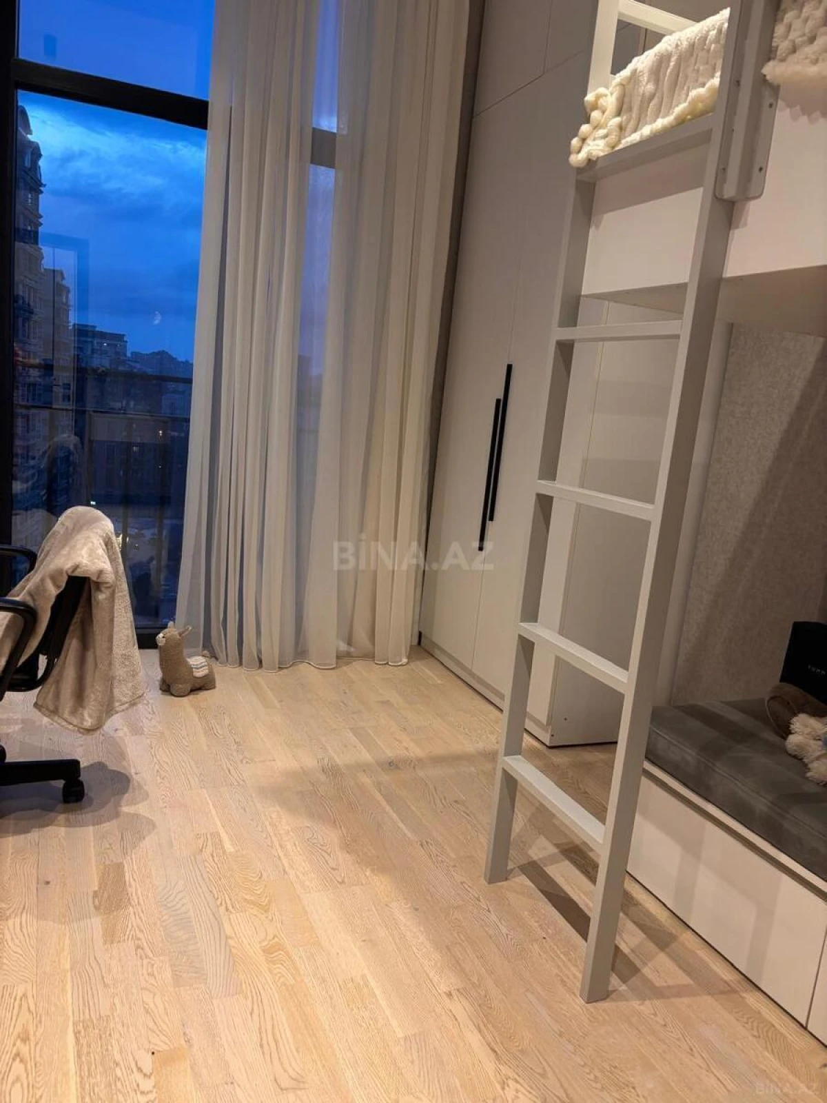 Satılır 4 otaqlı mənzil 136 m²