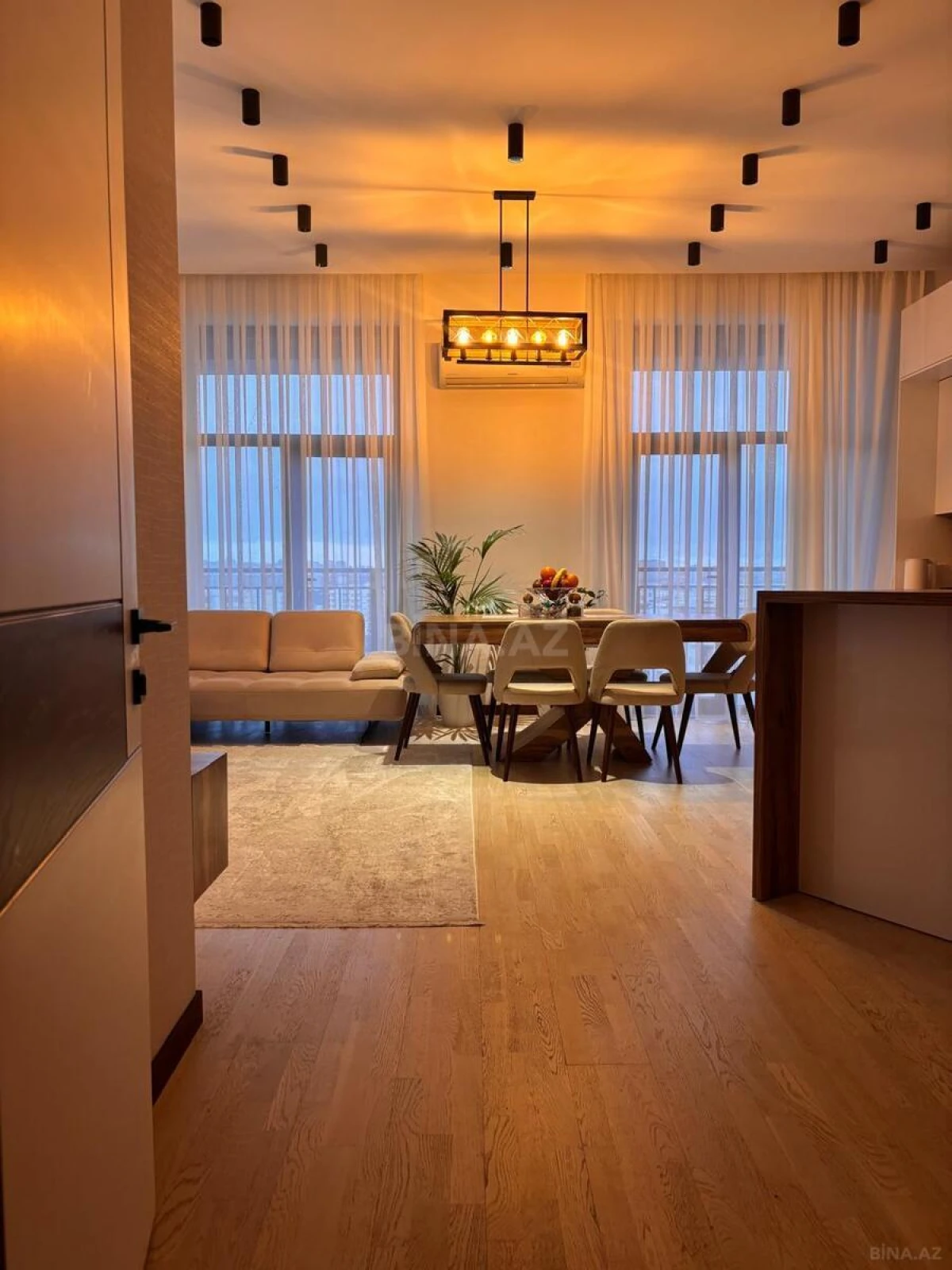 Satılır 4 otaqlı mənzil 136 m²