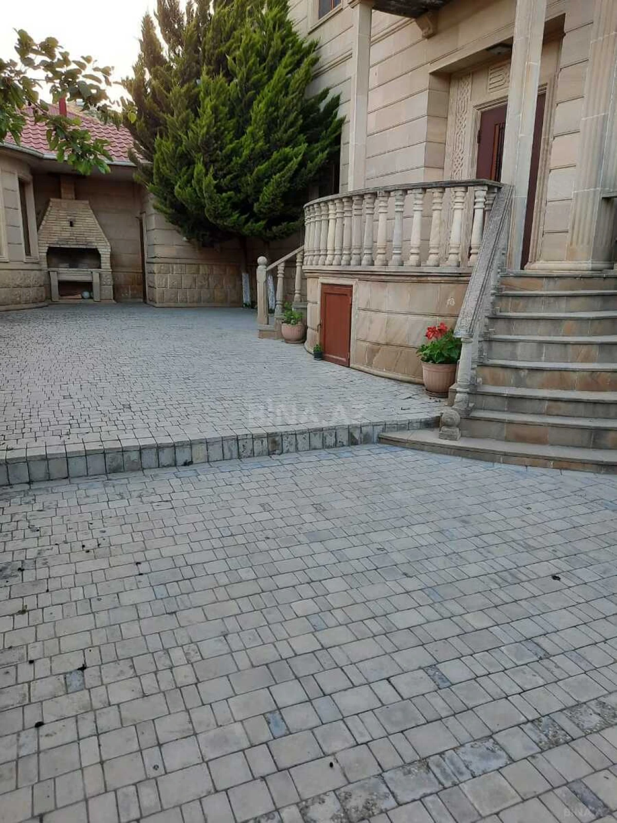 Satılır 7 otaqlı həyət evi 375 m²