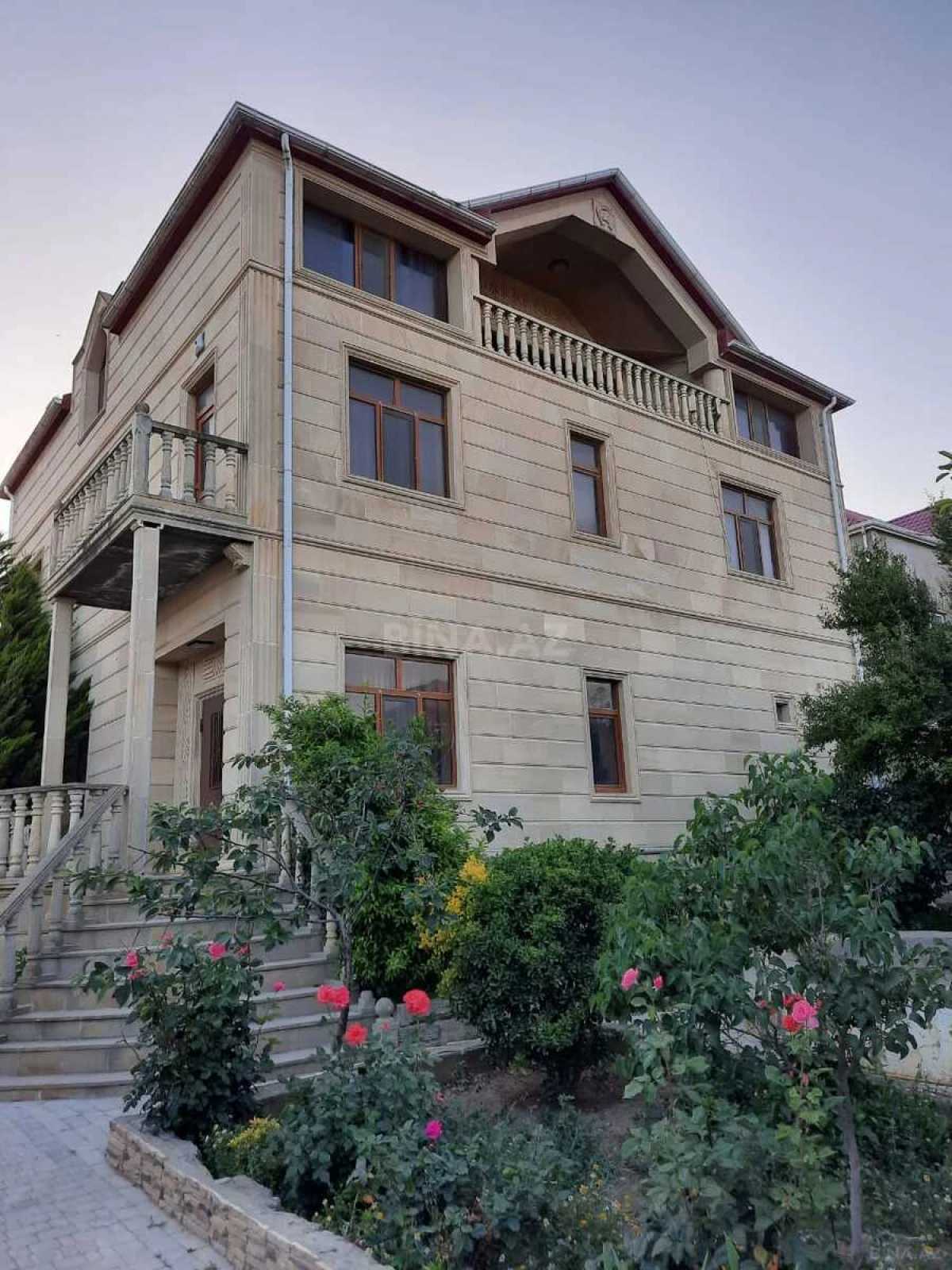 Satılır 7 otaqlı həyət evi 375 m²