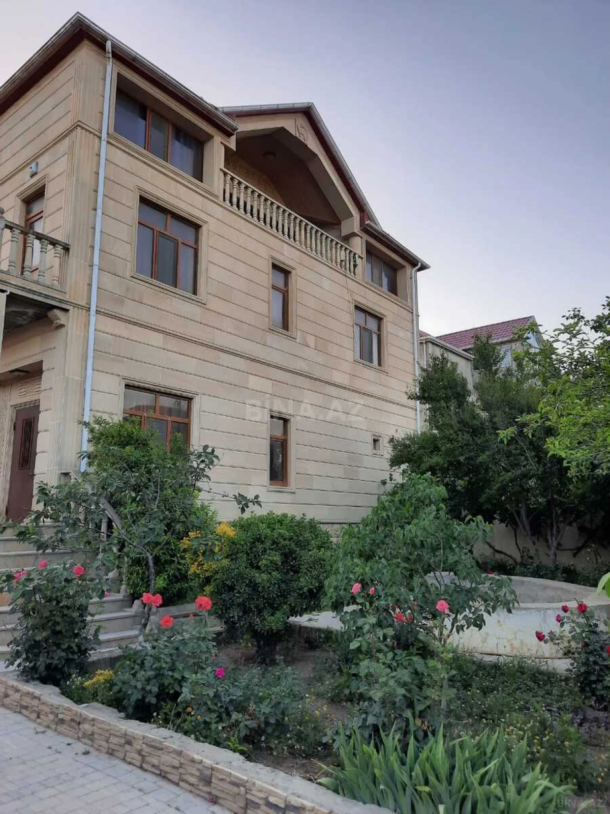 Satılır 7 otaqlı həyət evi 375 m²