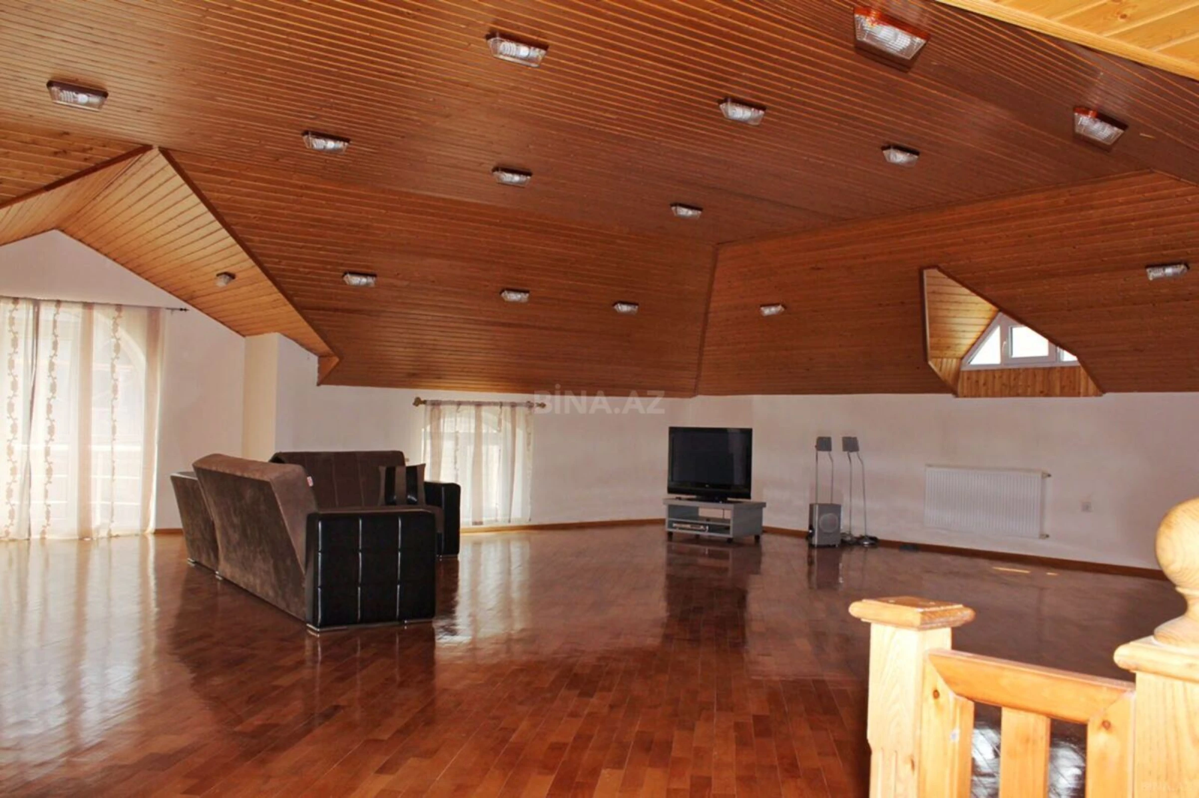 Satılır 8 otaqlı həyət evi 400 m²