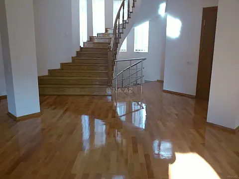 Satılır 8 otaqlı həyət evi 400 m²