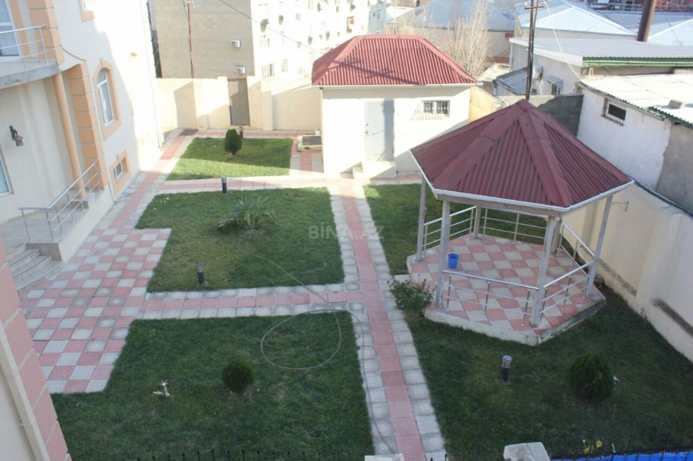 Satılır 8 otaqlı həyət evi 400 m²