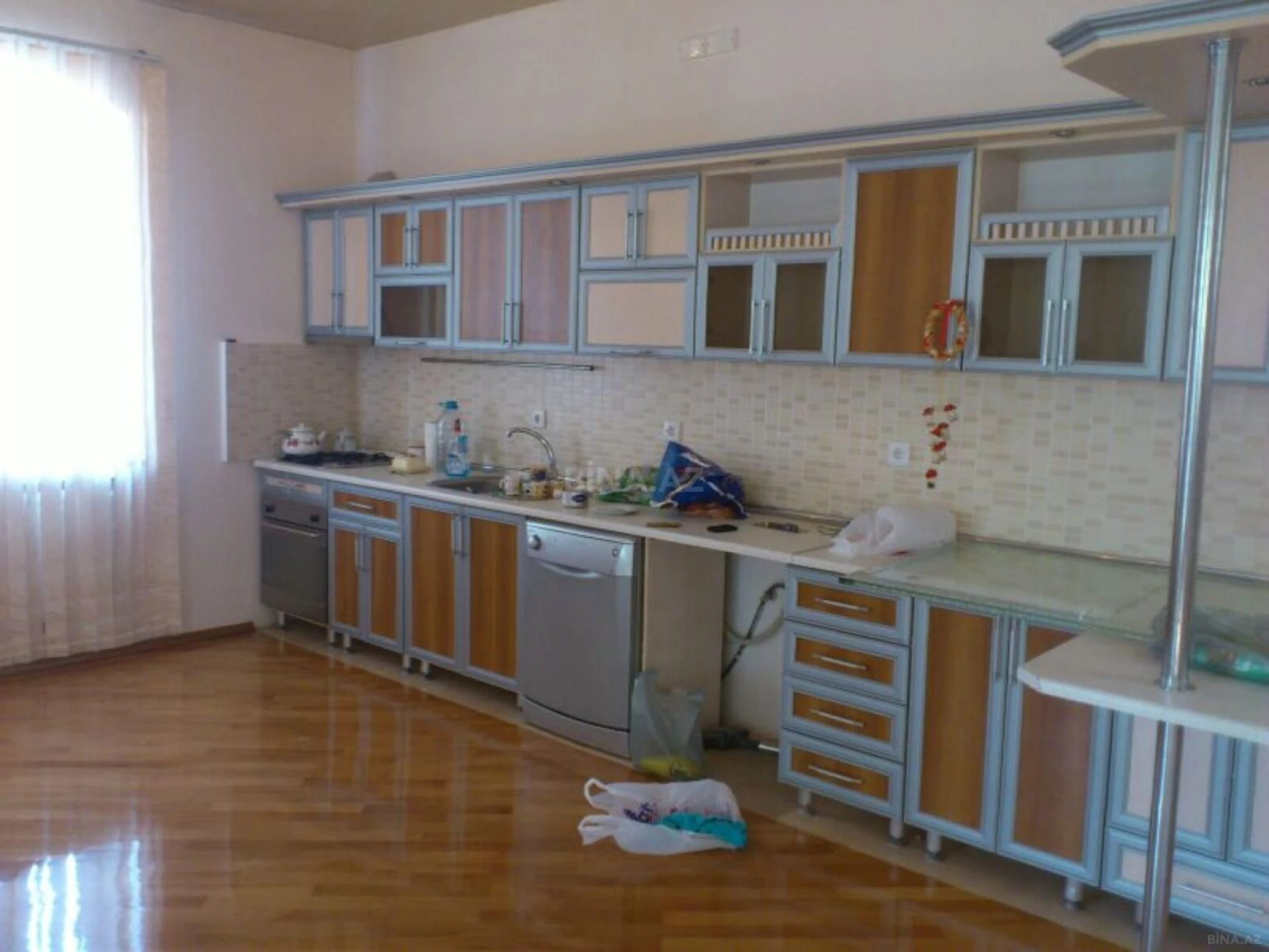 Satılır 8 otaqlı həyət evi 400 m²