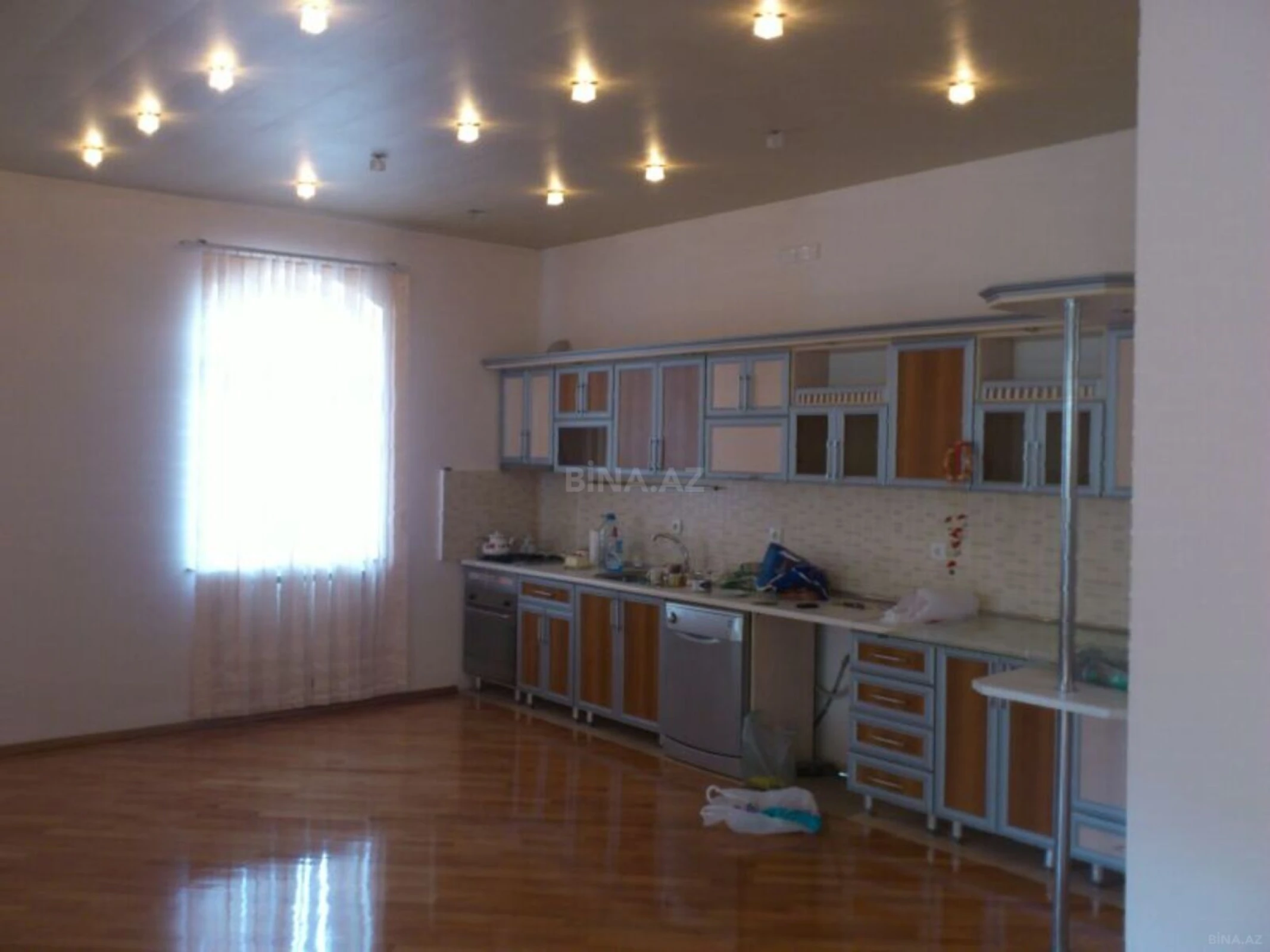 Satılır 8 otaqlı həyət evi 400 m²