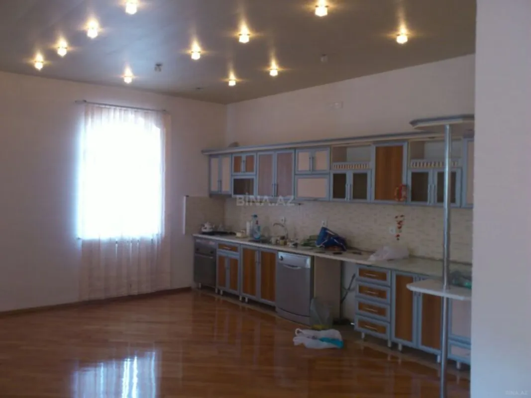 Satılır 8 otaqlı həyət evi 400 m²
