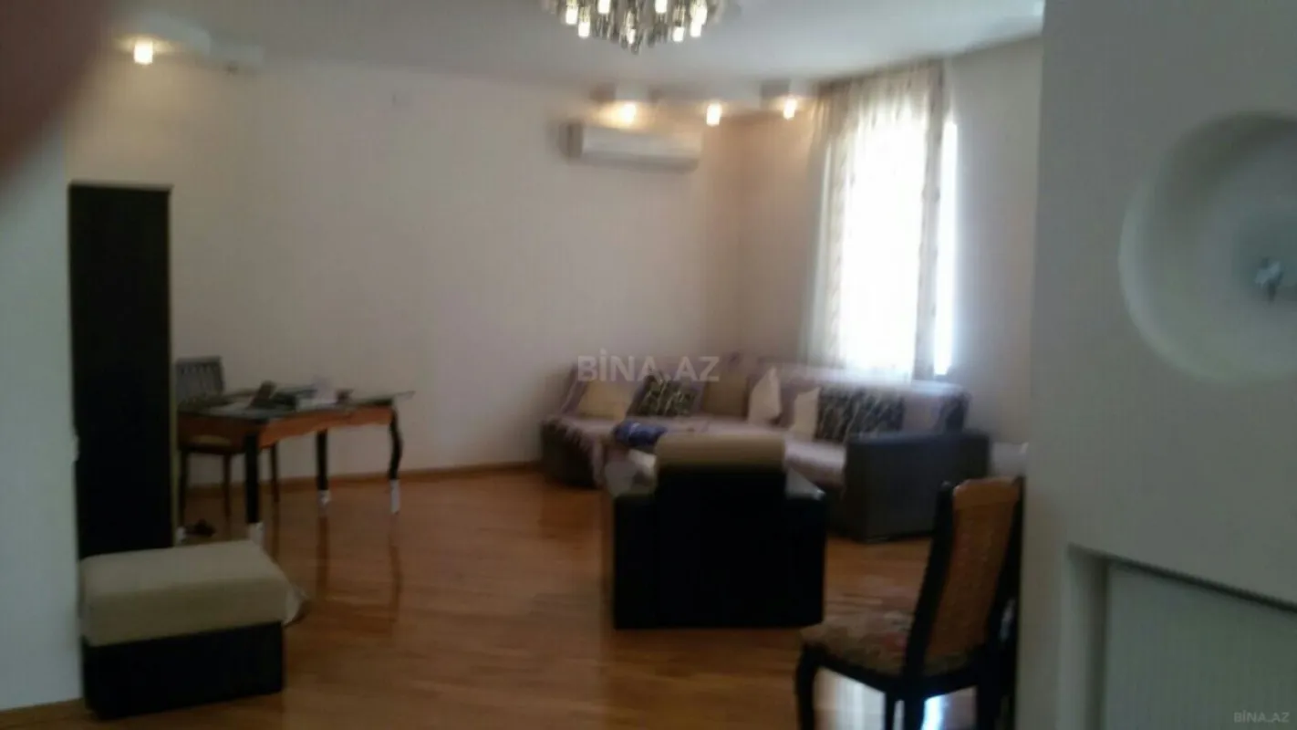 Satılır 8 otaqlı həyət evi 400 m²