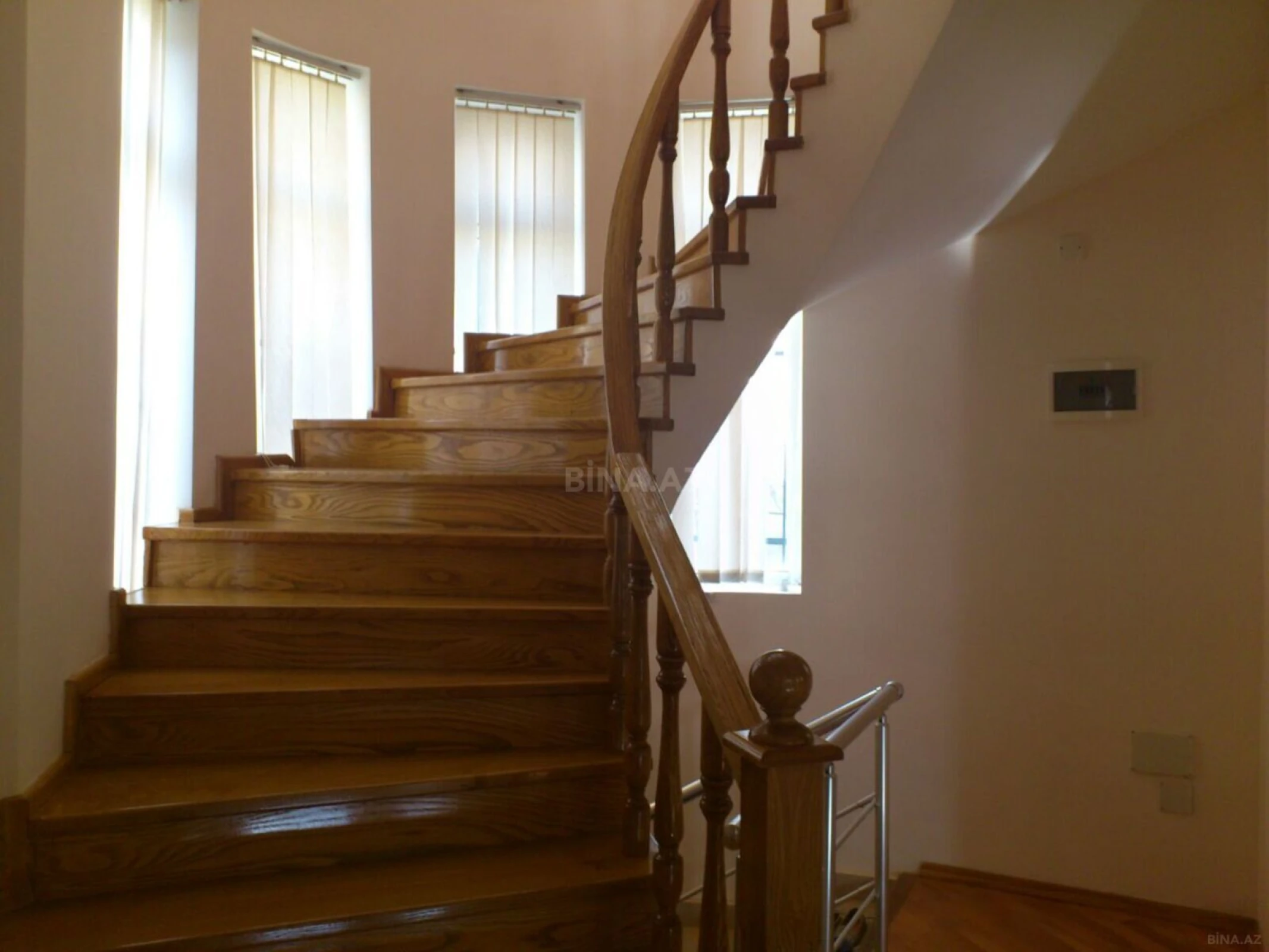 Satılır 8 otaqlı həyət evi 400 m²