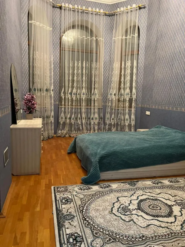 Satılır 8 otaqlı həyət evi 700 m²