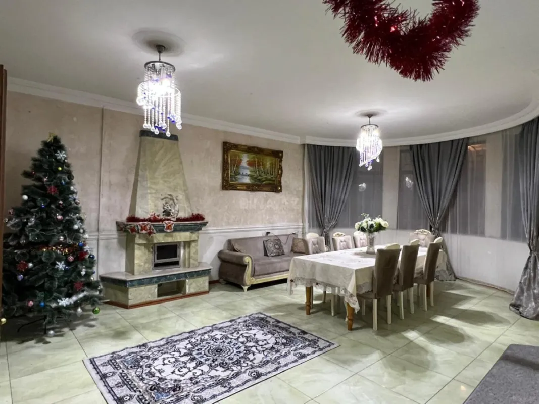 Satılır 8 otaqlı həyət evi 700 m²