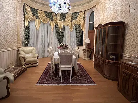 Satılır 8 otaqlı həyət evi 700 m²