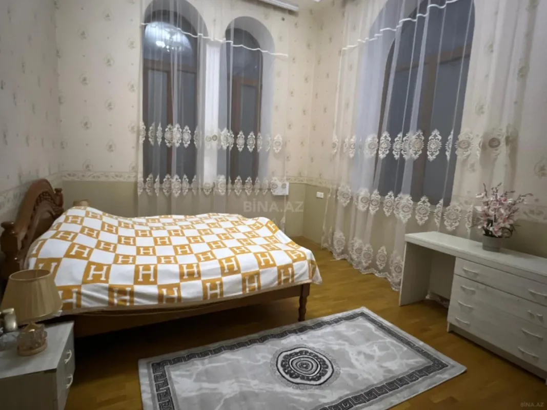 Satılır 8 otaqlı həyət evi 700 m²