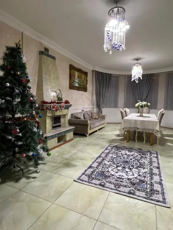 Satılır 8 otaqlı həyət evi 700 m²