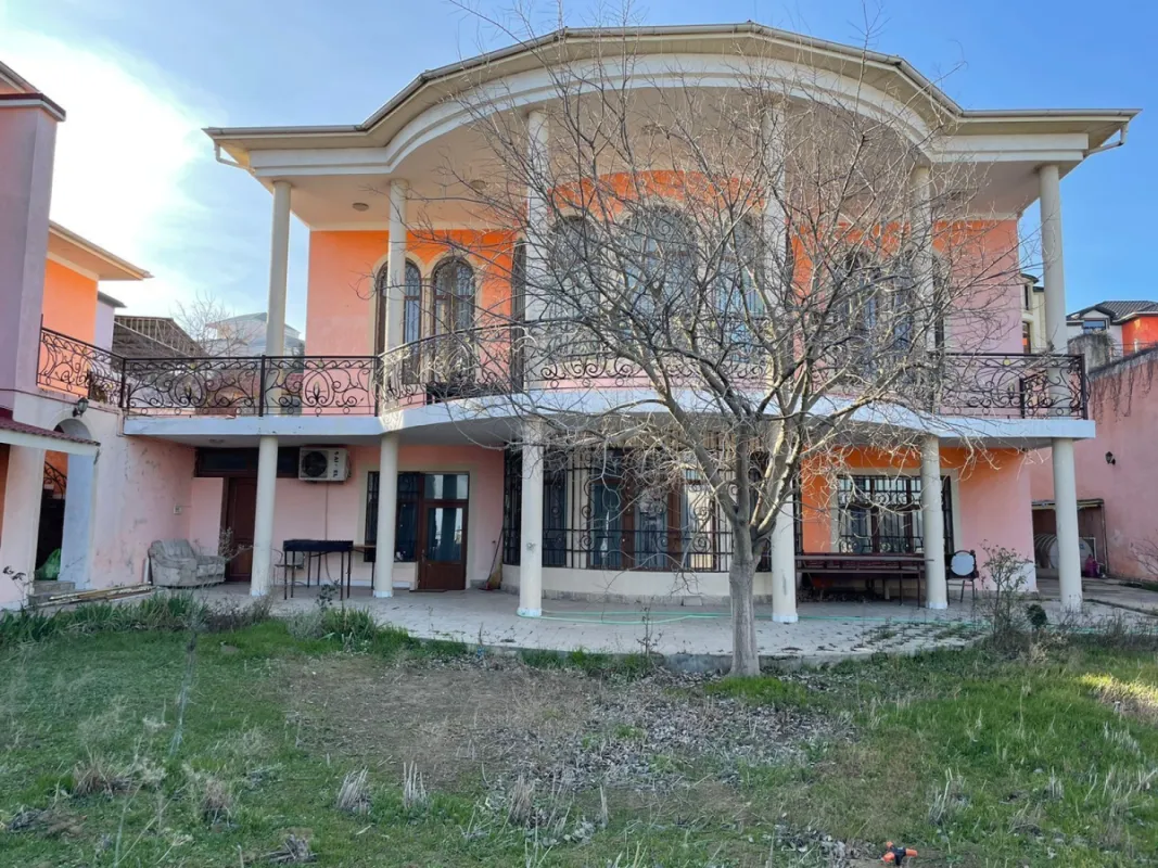 Satılır 8 otaqlı həyət evi 700 m²