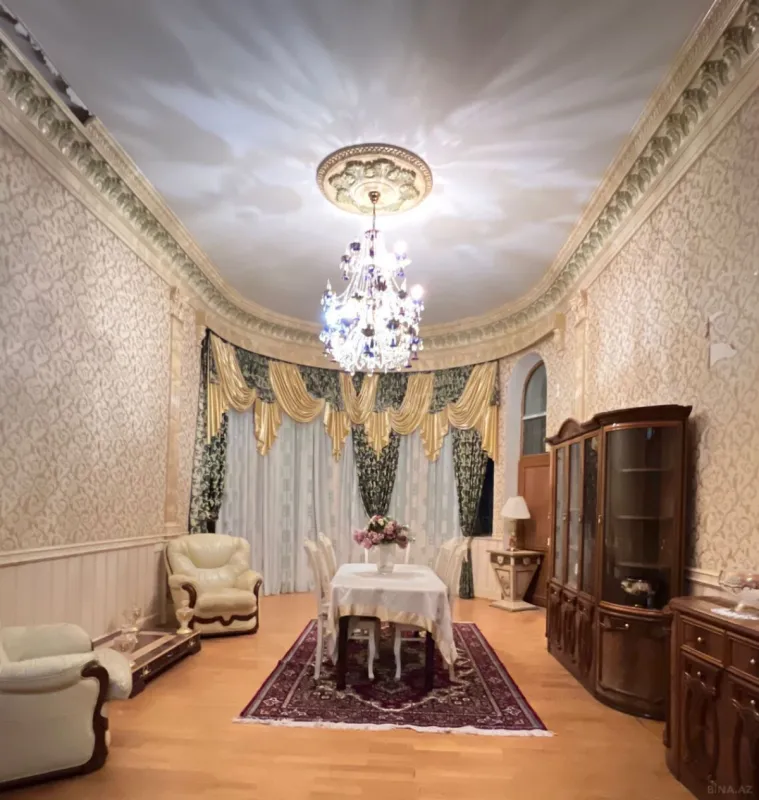 Satılır 8 otaqlı həyət evi 700 m²