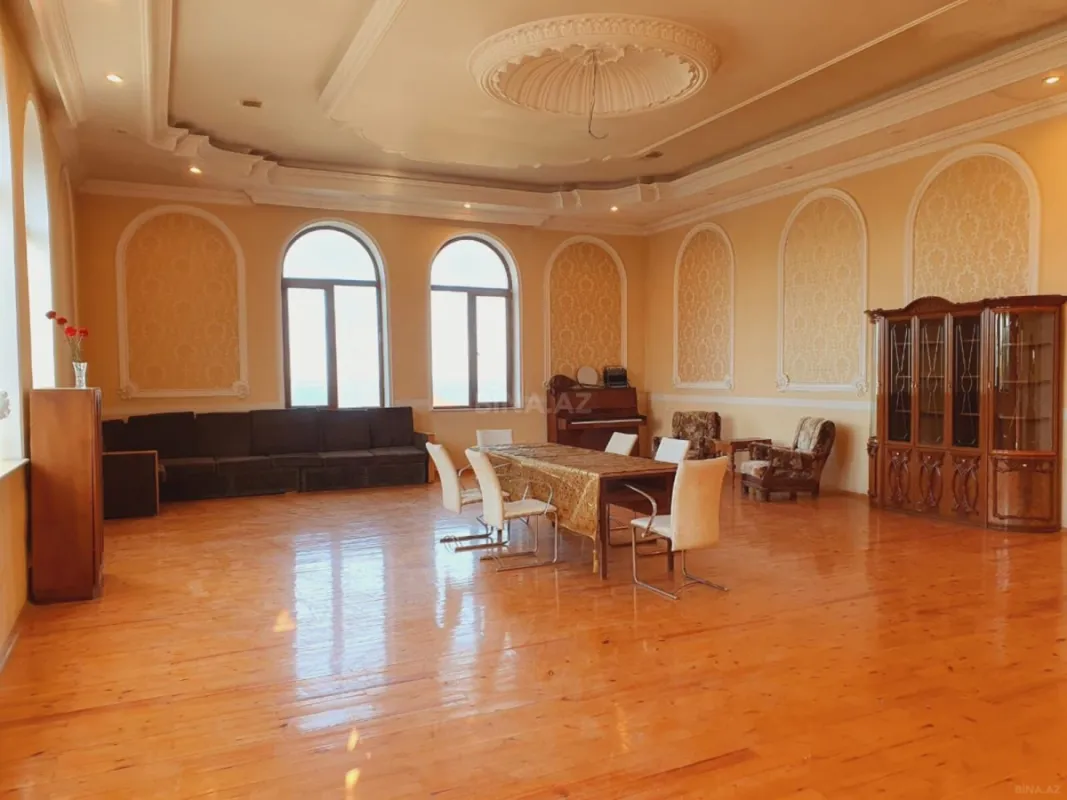 Satılır 8 otaqlı həyət evi 700 m²