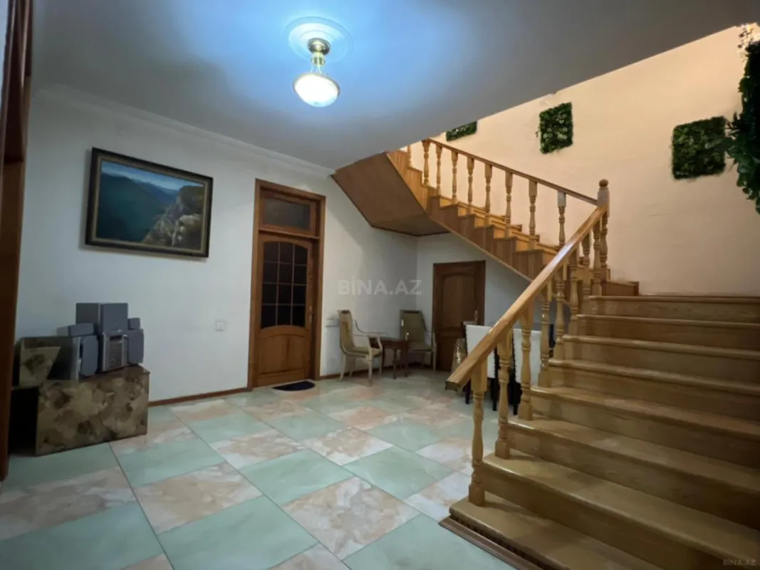 Satılır 8 otaqlı həyət evi 700 m²
