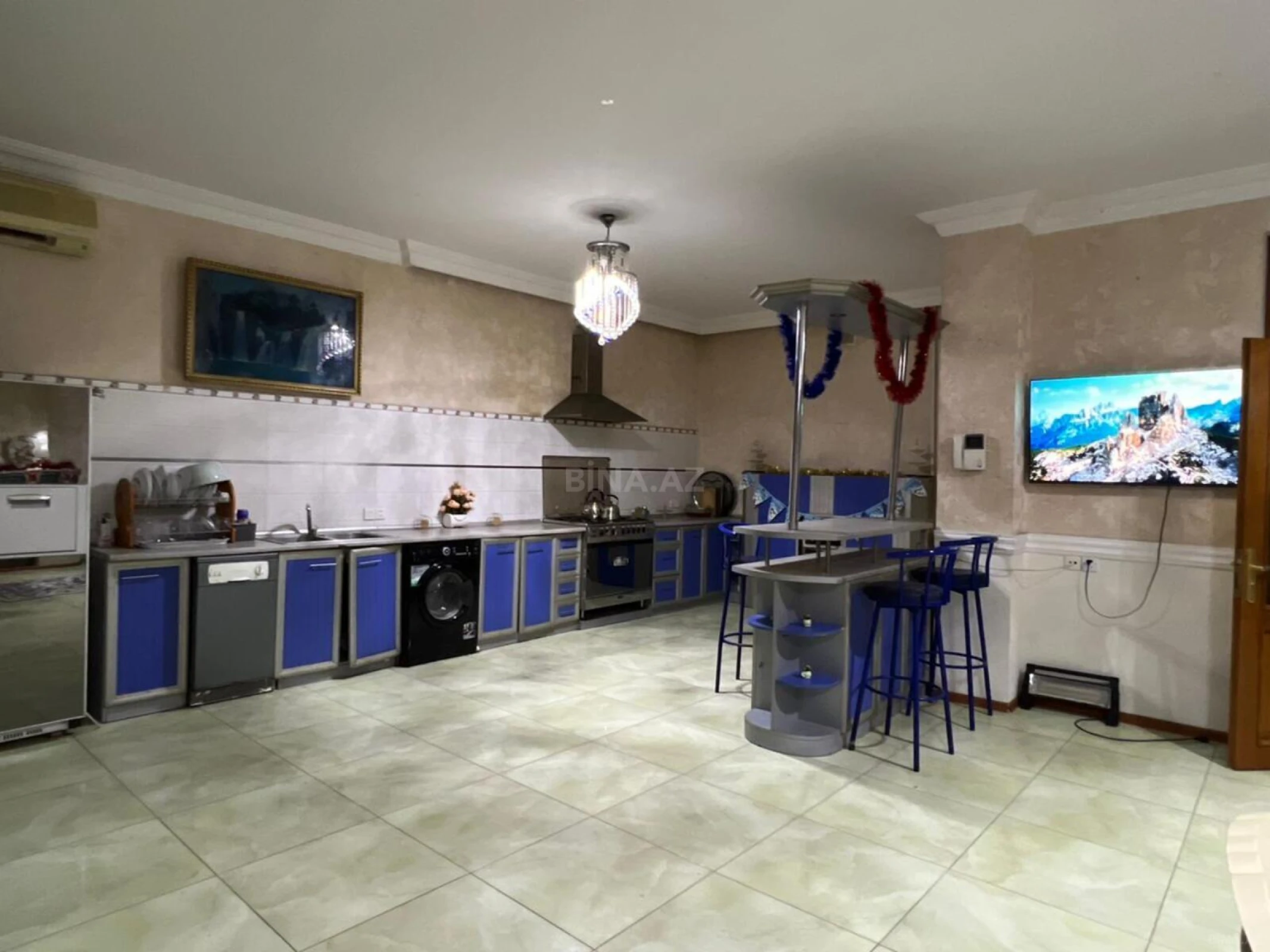 Satılır 8 otaqlı həyət evi 700 m²