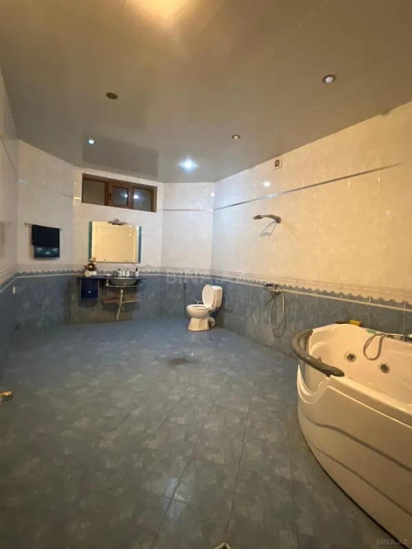 Satılır 8 otaqlı həyət evi 700 m²