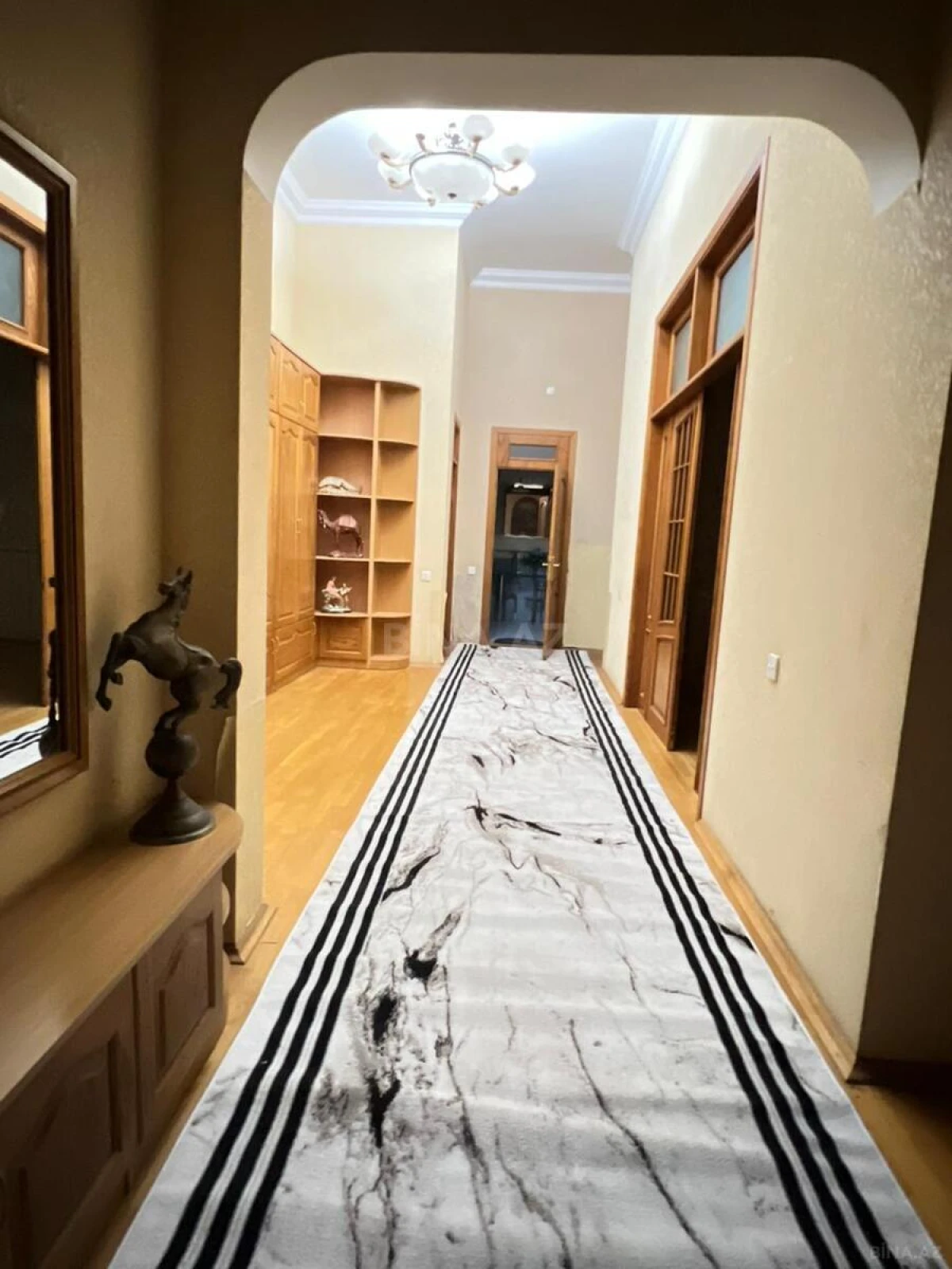 Satılır 8 otaqlı həyət evi 700 m²
