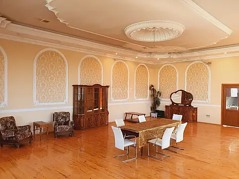 Satılır 8 otaqlı həyət evi 700 m²