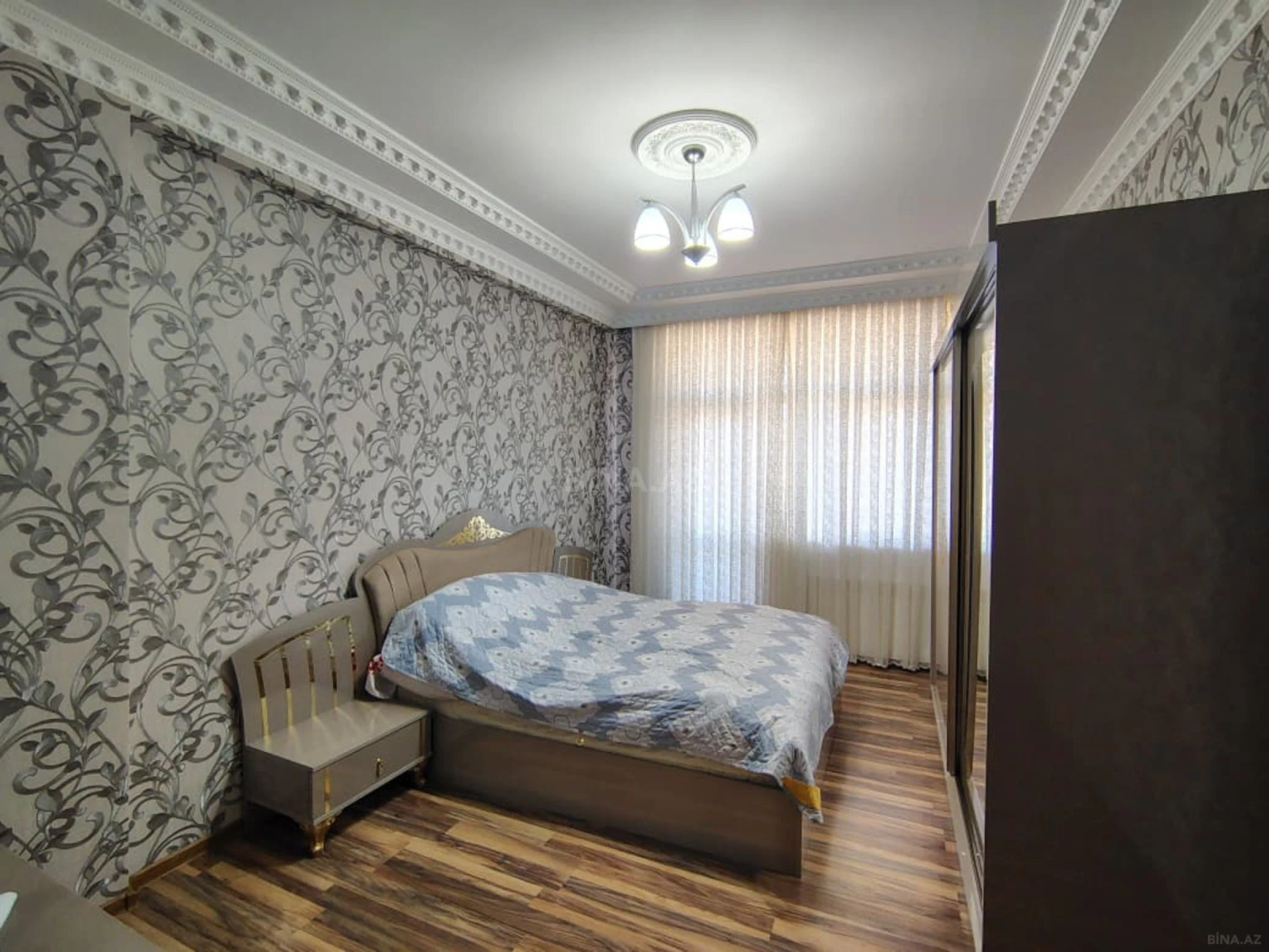 Satılır 4 otaqlı mənzil 150 m²