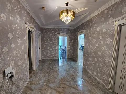 Satılır 4 otaqlı mənzil 150 m²