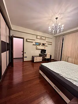 Satılır 3 otaqlı mənzil 140 m²
