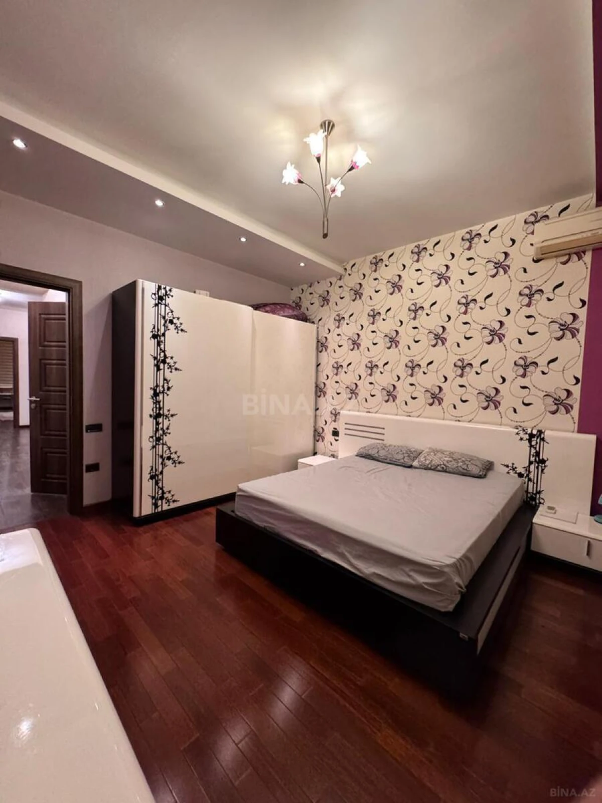 Satılır 3 otaqlı mənzil 140 m²
