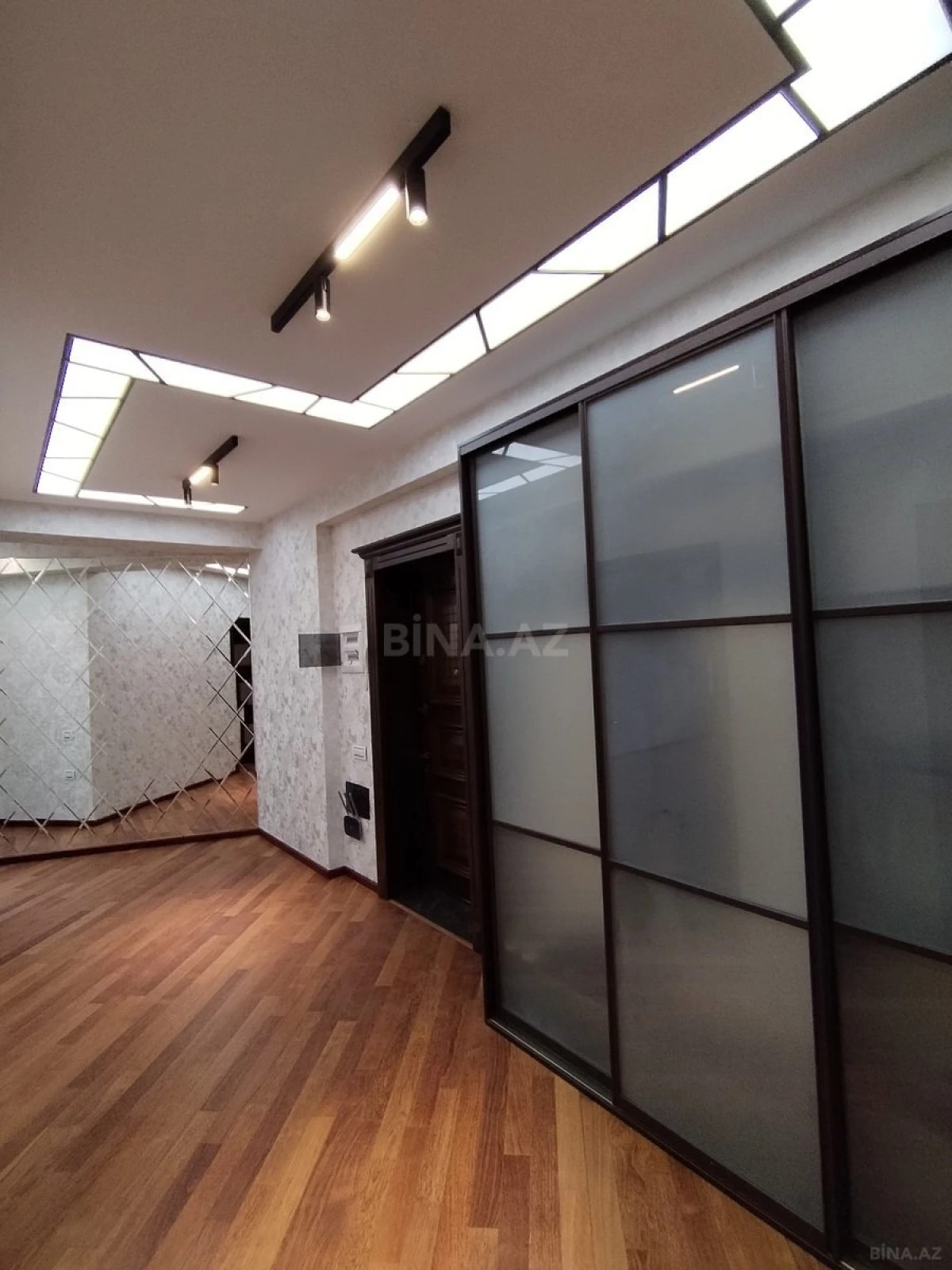 Satılır 3 otaqlı mənzil 129 m²
