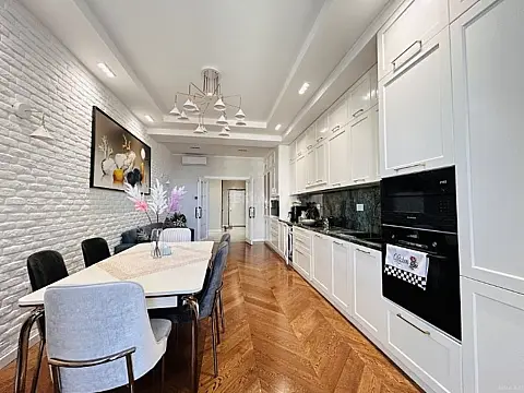 Satılır 3 otaqlı mənzil 167 m²