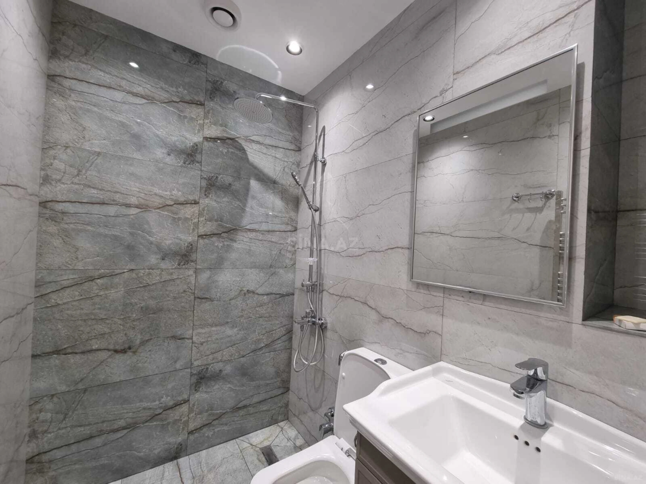 Kirayə verilir 2 otaqlı mənzil 70 m²