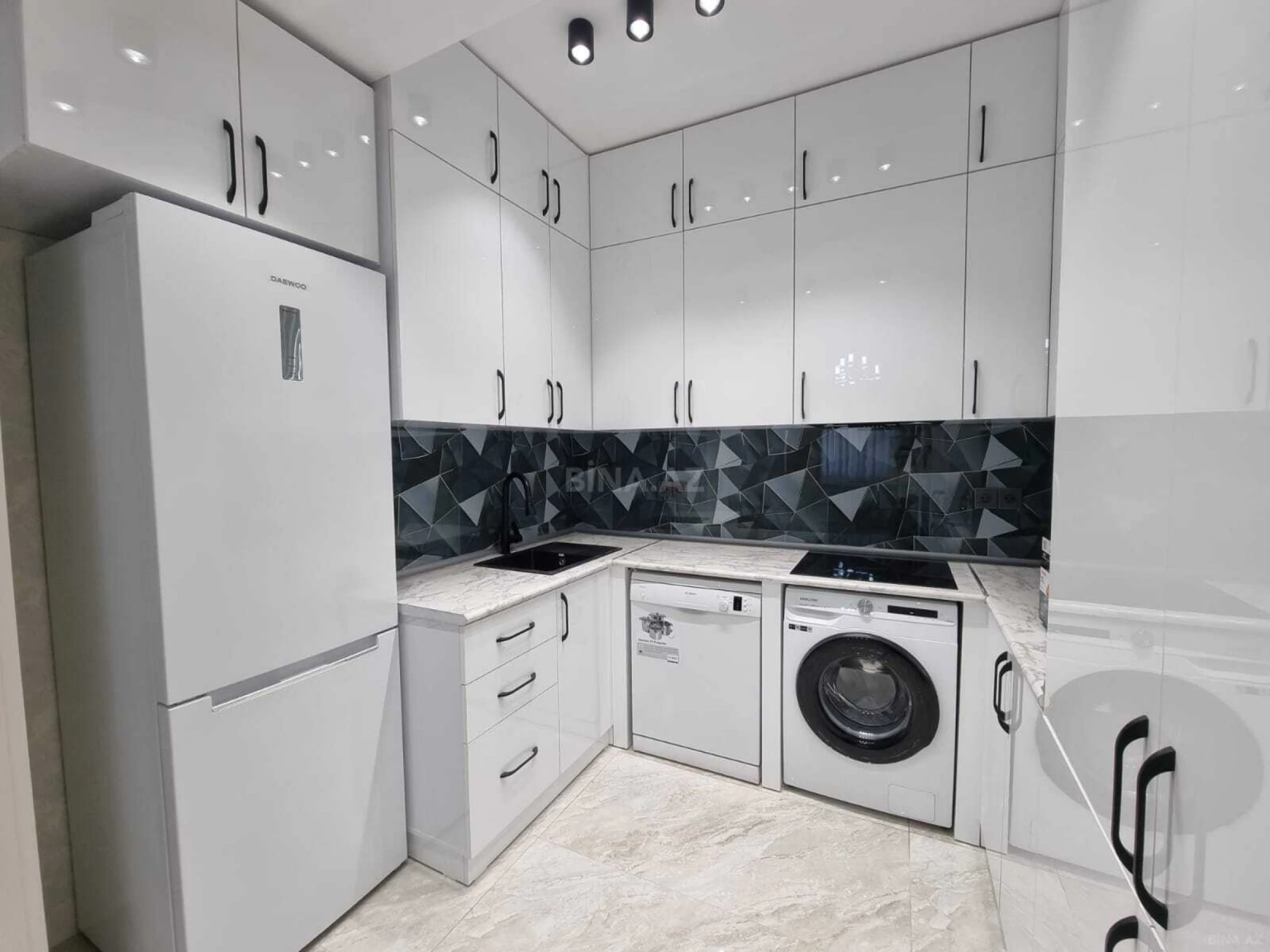 Kirayə verilir 2 otaqlı mənzil 70 m²
