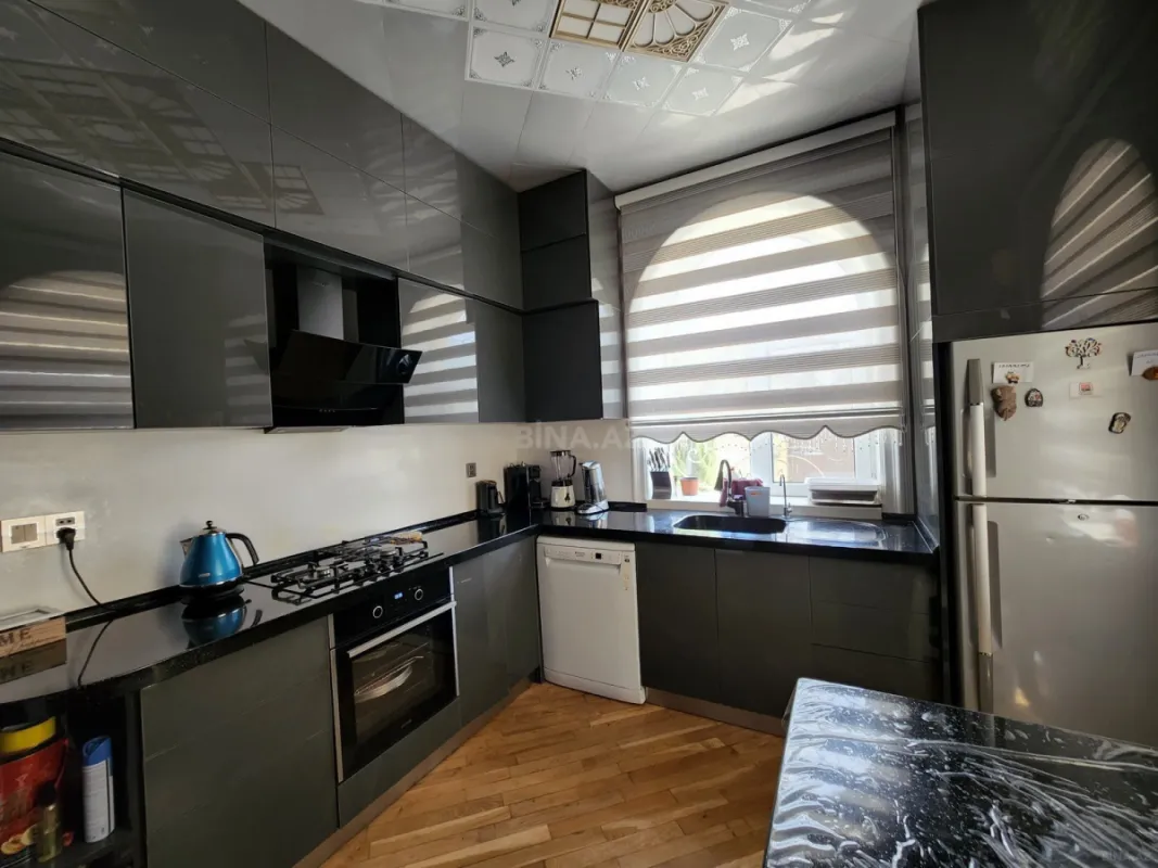 Satılır 5 otaqlı həyət evi 340 m²