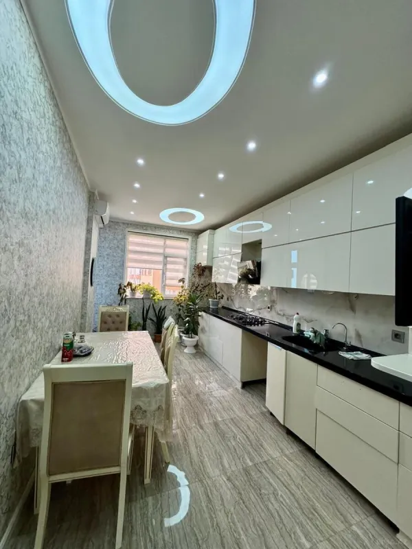 Satılır 3 otaqlı mənzil 130 m²