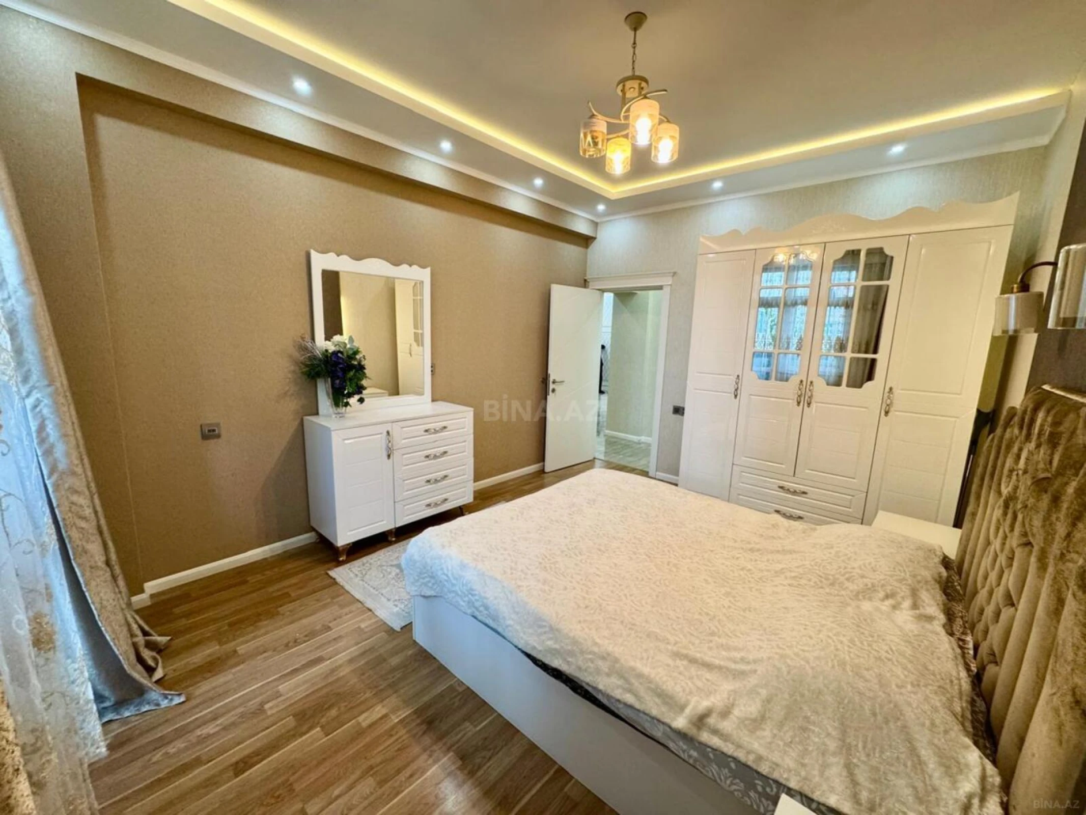 Satılır 3 otaqlı mənzil 130 m²