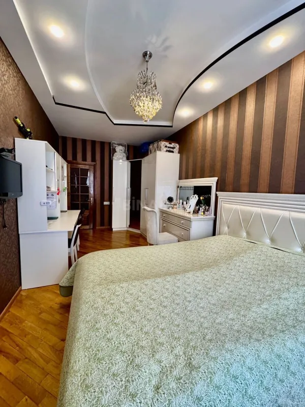 Satılır 2 otaqlı mənzil 92 m²
