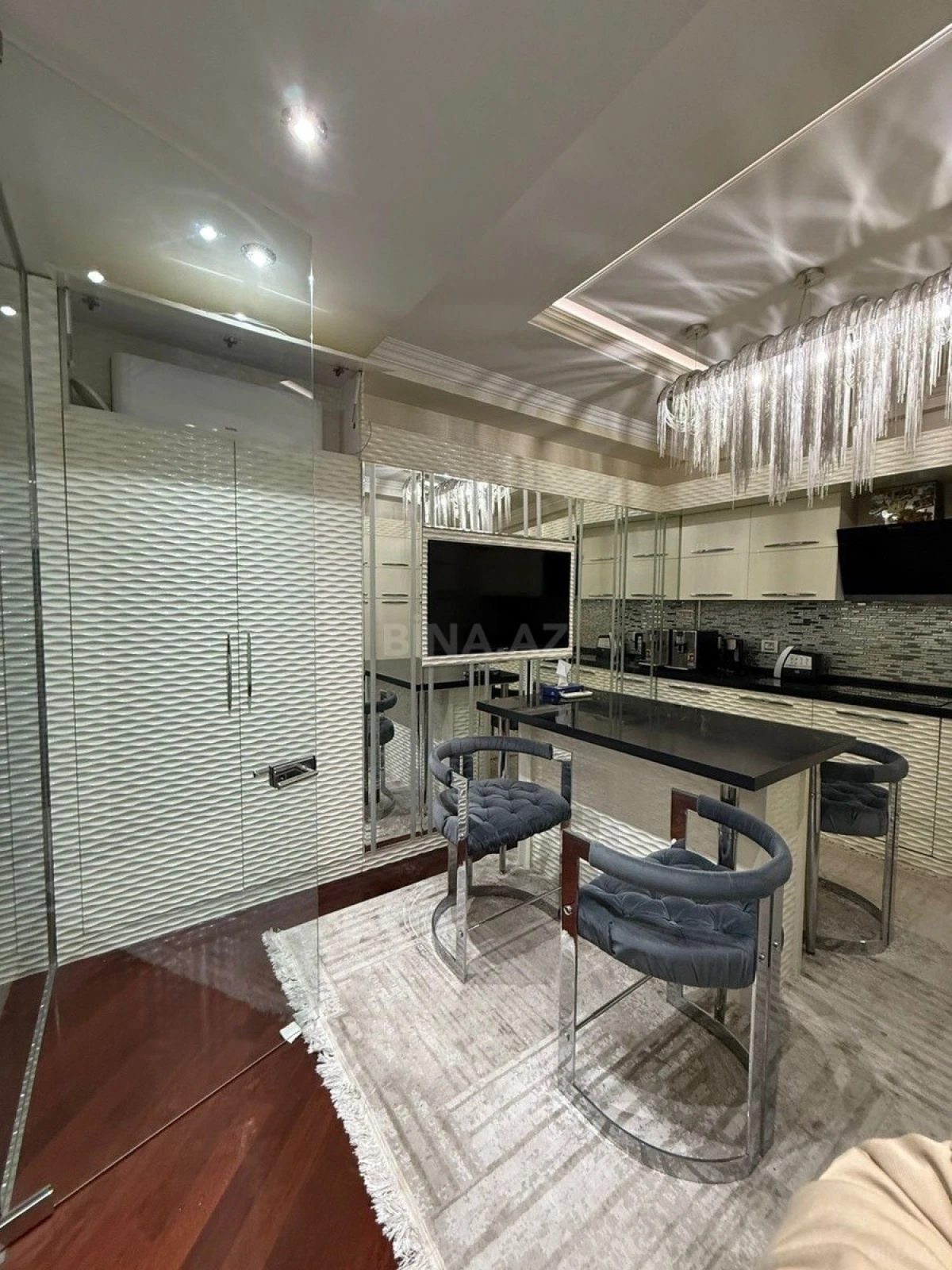 Satılır 4 otaqlı mənzil 215 m²