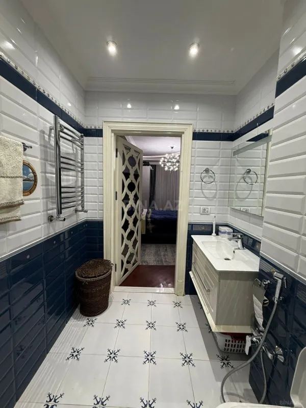 Satılır 4 otaqlı mənzil 215 m²