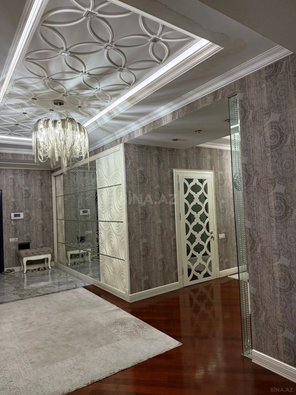 Satılır 4 otaqlı mənzil 215 m²