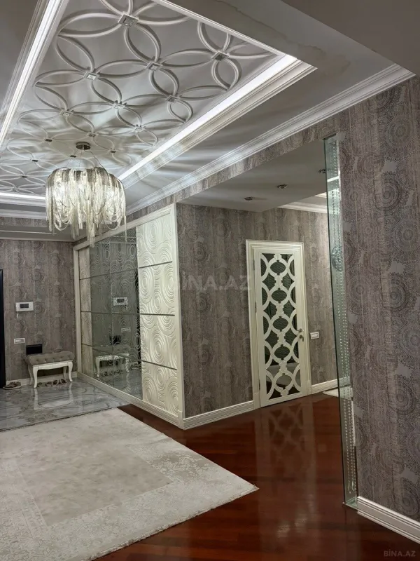 Satılır 4 otaqlı mənzil 215 m²
